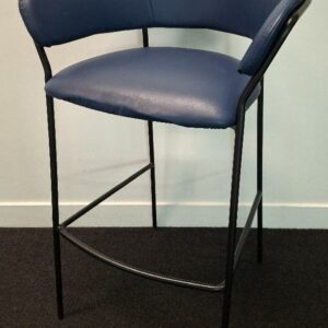 Chaise haute de marque Pedrali modèle Jazz, structure en acier laqué noir, dossier et assise en cuir surpiqué bleu foncé. 100 x 60 x 52 cm. 2 unités. Vendu à l'unité avec faculté de réunion. Localisation: Tour Coeur Défense - 92400 Courbevoie (TB 7ème: 1 / TB4 cafet: 1)