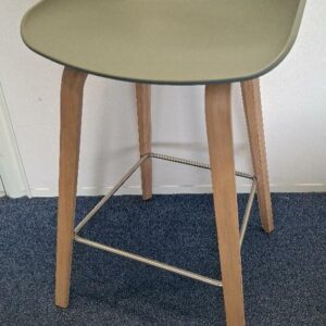 Tabouret design Hee Welling modèle About A Stool édition Hay, coque en polypropylène vert kaki, pieds en bois naturel avec repose pieds en métal. 74 x 43 x 44 cm. 3 unités. Vendu à l'unité avec faculté de réunion. Localisation: Tour Coeur Défense - 92400 Courbevoie (TA 26ème)