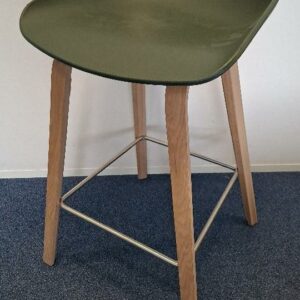 Tabouret design Hee Welling modèle About A Stool édition Hay, coque en polypropylène vert foncé, pieds en bois naturel avec repose pieds en métal. 74 x 43 x 44 cm. 4 unités. Vendu à l'unité avec faculté de réunion. Localisation: Tour Coeur Défense - 92400 Courbevoie (TA 26ème)