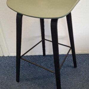 Tabouret haut design Hee Welling modèle About A Stool édition Hay, coque en polypropylène vert céladon, pieds en bois laqué noir avec repose pieds en métal. (usures). 84 x 44 x 47 cm. 4 unités. Vendu à l'unité avec faculté de réunion. Localisation: Tour Coeur Défense - 92400 Courbevoie (TA 26ème: 2 unités / TB4 cafet: 2 unités)