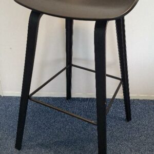 Tabouret haut design Hee Welling modèle About A Stool édition Hay, coque en polypropylène noir, pieds en bois laqué noir avec repose pieds en métal. (usures). 84 x 44 x 47 cm. 12 unités. Vendu à l'unité avec faculté de réunion. Localisation: Tour Coeur Défense - 92400 Courbevoie (TA 26ème: 7 unités / TB4 cafet: 5 unités)
