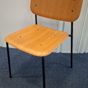 Chaise empilable design Iskos Berlin modèle Soft Edge édition Hay, assise et dossier en bois contreplaqué, armature en acier laqué noir. 78 x 49 x 55 cm. 6 unités. Vendu à l'unité avec faculté de réunion. Localisation: Tour Coeur Défense - 92400 Courbevoie (TA 26ème: 4 unités / TB4 cafet: 2 unités)