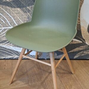 Chaise de marque Zuiver modèle Albert Kuip, coque en polypropylène vert céladon, piétement oblique en bois naturel. 80 x 47 x 60 cm. 7 unités. Vendu à l'unité avec faculté de réunion. Localisation: Tour Coeur Défense - 92400 Courbevoie (TA cafet)