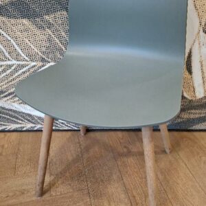 Chaise design Hee Welling modèle About A Chair 12 édition Hay, coque en polypropylène vert céladon, piétement oblique en bois naturel. 78 x 50 x 48 cm. 14 unités. Vendu à l'unité avec faculté de réunion. Localisation: Tour Coeur Défense - 92400 Courbevoie (TA cafet)