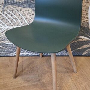 Chaise design Hee Welling modèle About A Chair 12 édition Hay, coque en polypropylène vert bouteille, piétement oblique en bois naturel. 78 x 50 x 48 cm. Localisation: Tour Coeur Défense - 92400 Courbevoie (TA cafet)