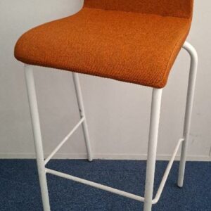 Chaise haute empilable de marque Steelcase, assise et dossier en tissu chiné brique, piétement en acier laqué blanc. 101 x 42 x 46 cm. 6 unités, Vendu à l'unité avec faculté de réunion. Localisation: Tour Coeur Défense - 92400 Courbevoie (TA 26ème)