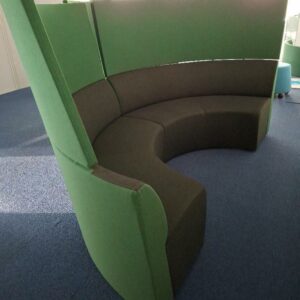 Alcôve en arc de cercle en 3 parties, dossier haut en tissu vert, banquettes en tissu gris anthracite, 148 x 178 x 38 cm chaque. Localisation: Tour Coeur Défense - 92400 Courbevoie (TA 26ème)