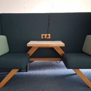 Espace de travail 2 personnes de marque Too the Zoo modèle Too A Picnic en feutrine et tissu vert bouteille ou vert d'eau, 2  prises électriques et une tablette en bois laqué blanc. 130 x 200 × 65 cm. 4 unités. Vendu à l'unité avec faculté de réunion. Localisation: Tour Coeur Défense - 92400 Courbevoie (TA 26ème: 1 unité / TB4 1er: 2 unités / TB4 cafet: 1 unité)