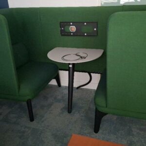 Espace de réunion semi fermé 2 personnes de marque OrangeBox modèle Coze-W04 en tissu vert comprenant 2 banquettes et 1 table (128 x 88 cm) et un emplacement pour moniteur. 5 unités. Vendu à l'unité avec faculté de réunion. Localisation: Tour Coeur Défense - 92400 Courbevoie (TA 26ème: 3 unités démontées / TB5 7ème: 1 unité / TB5 3ème: 1 unité)