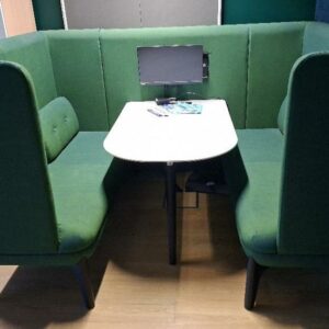 Espace de réunion semi fermé 4 personnes de marque OrangeBox modèle Coze W03 comprenant 2 banquettes (128 x 160 cm), 1 table haute (120 x 80 cm) et écran Dell 22 pouces, prises électriques et usb intégrées. Tissu vert foncé ou bleu marine. 5 unités. Vendu à l'unité avec faculté de réunion. Localisation: Tour Coeur Défense - 92400 Courbevoie (TA 26ème: 1 unité / B5 4ème: 2 unités / B5 3ème: 2 unités)