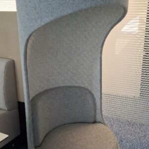 Fauteuil pivotant acoustique de marque Boss Design modèle Cega en feutrine grise. 170 x 68 cm. 3 unités. Vendu à l'unité avec faculté de réunion. Localisation: Tour Coeur Défense - 92400 Courbevoie (TA 26ème: 1 unité / TB5 4ème: 2 unités)