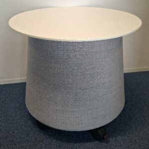 Table d'appoint sur roulettes de marque OrangeBox modèle AD-92, plateau rond en bois stratifié blanc, socle en tissu gris. 51 x 60 cm. 2 unités. Vendu à l'unité avec faculté de réunion. Localisation: Tour Coeur Défense - 92400 Courbevoie (TA 26ème)