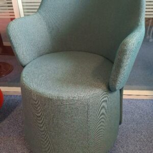 Fauteuil sur roulettes de marque OrangeBox modèle Skromer recouvert de tissu chiné vert. 80 x 62 x 56 cm. Localisation: Tour Coeur Défense - 92400 Courbevoie (TA 26ème)