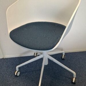 Fauteuil pivotant ajustable sur roulettes de marque Hay, coque en polypropylène blanc, galette d'assise en tissu bleu pétrole, piétement en étoile à 5 branches en acier laqué blanc. 80 x 57 x 60 cm. Localisation: Tour Coeur Défense - 92400 Courbevoie (TA 26ème)
