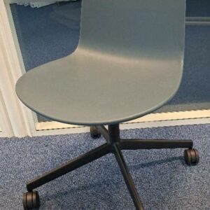 Chaise sur roulettes de marque Enea, coque en polypropylène vert bouteille, piètement en étoile à 4 branches en acier laqué noir. 77 x 46 x 51 cm. 2 unités. Vendu à l'unité avec faculté de réunion. Localisation: Tour Coeur Défense - 92400 Courbevoie (TA 26ème)