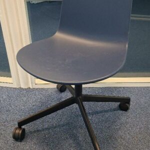 Chaise sur roulettes de marque Enea, coque en polypropylène bleu marine, piètement en étoile à 4 branches en acier laqué noir. 77 x 46 x 51 cm. Localisation: Tour Coeur Défense - 92400 Courbevoie (TA 26ème)