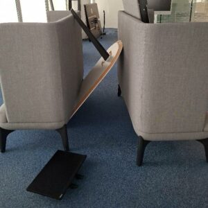 Espace de réunion 4 personnes de marque OrangeBox modèle Coze-W03, comprenant 2 banquettes recouvertes de tissu gris clair, 1 table haute et 1 emplacement pour écran avec prises électriques intégrées. Dim banquette: 128 x 156 x 68 cm. Localisation: Tour Coeur Défense - 92400 Courbevoie (TA 26ème démontée)