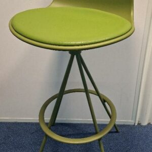 Chaise haute pivotante design Lievore Altherr Molina modèle Lottus édition Enea, coque en polypropylène vert, galette d'assise en simili cuir, piétement oblique en acier laqué vert avec repose-pied circulaire. 98 x 44 x 51 cm. 4 unités. Vendu à l'unité avec faculté de réunion. Localisation: Tour Coeur Défense - 92400 Courbevoie (TA 26ème)