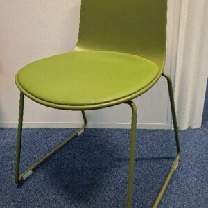 Chaise empilable design Lievore Altherr Molina modèle Lottus édition Enea, structure en acier laqué vert, coque en polypropylène et galette d'assise en simili cuir, piétement luge. 78 x 45 x 50 cm. 4 unités. Vendu à l'unité avec faculté de réunion. Localisation: Tour Coeur Défense - 92400 Courbevoie (TA 26ème)