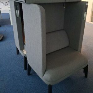 Espace de réunion 2 personnes de marque OrangeBox modèle Coze-W04, comprenant 2 banquettes en tissu gris, 1 table haute et 1 emplacement pour écran. Dim banquette: 128 x 88 x 66 cm. Localisation: Tour Coeur Défense - 92400 Courbevoie (TA 26ème démontée)