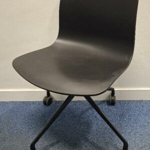 Chaise pivotante sur roulettes de marque Hay, coque en polypropylène noir, piétement en étoile à 4 branches en acier laqué noir. 78 x 50 x 54 cm. Localisation: Tour Coeur Défense - 92400 Courbevoie (TA 26ème)