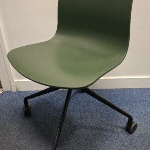 Chaise pivotante sur roulettes de marque Hay, coque en polypropylène vert foncé, piétement en étoile à 4 branches en acier laqué noir. 78 x 50 x 54 cm. 2 unités. Vendu à l'unité avec faculté de réunion. Localisation: Tour Coeur Défense - 92400 Courbevoie (TA 26ème).