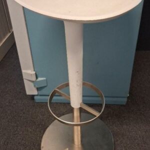 Tabouret haut pivotant ajustable design Simon Pengelly modèle Babar édition Arper, coque en polypropylène blanc, piétement colonne sur base ronde en metal chromé. 83 x 42 x 37 cm. 4 unités. Vendu à l'unité avec faculté de réunion. Localisation: Tour Coeur Défense - 92400 Courbevoie (TA 25ème)