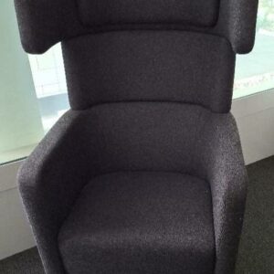 Fauteuil pivotant acoustique design Pearson Lloyd modèle Parcs Wing Chair édition Bene recouvert de feutrine gris anthracite. 127 x 70 x 70 cm. 8 unités. Vendu à l'unité avec faculté de réunion. Localisation: Tour Coeur Défense - 92400 Courbevoie (TA25: 2 unités / TB4 2ème: 2 unités / TB4 cafet: 4 unités)