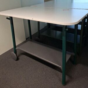 Table haute sur 2 roulettes à 2 niveaux de marque Steelcase modèle Flex Table, plateau supérieur en bois stratifié blanc, plateau inférieur en métal, armature en acier laqué vert. 105 x 140 x 80 cm. 7 unités. Vendu à l'unité avec faculté de réunion. Localisation: Tour Coeur Défense - 92400 Courbevoie (TA 25ème)