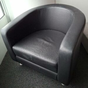 Fauteuil crapaud de marque  Boss Design modèle Zoot Wub Chair recouvert de cuir noir reposant sur 4 pieds droits en acier chromé. 68 x 78 x 64 cm. 4 unités. Vendu à l'unité avec faculté de réunion. Localisation: Tour Coeur Défense - 92400 Courbevoie (TA 25ème)