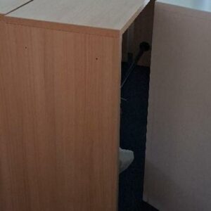 Table haute en bois stratifié couleur hêtre, plateau rectangulaire, repose pied en acier laqué noir. 105 x 180 x 40 cm. 2 unités. Vendu à l'unité avec faculté de réunion .Localisation: Tour Coeur Défense - 92400 Courbevoie (TA 25ème)