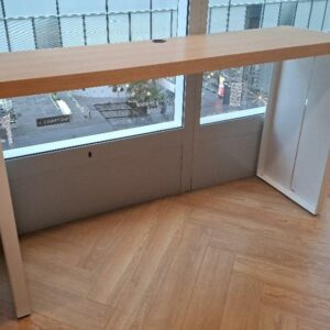 Tableau haute de marque La Palma, plateau rectangulaire en bois stratifié couleur hêtre avec 1 prise électrique, piétement en acier laqué blanc. 107 x 180 x 50 cm. 2 unités. Vendu à l'unité avec faculté de réunion. Localisation: Tour Coeur Défense - 92400 Courbevoie (TB5 7ème: 1 unité / TB 4ème: 1 unité)