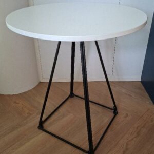Table ronde plateau en bois stratifié blanc reposant sur un piétement en acier tubulaire laqué noir. 74 x 68 cm. 7 unités. Vendu à l'unité avec faculté de réunion. Localisation: Tour Coeur Défense - 92400 Courbevoie (TB5 7ème: 4 unités / TB5 4ème: 1 unité / TB5 3ème: 2 unités)