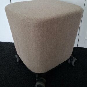 Pouf sur roulettes de marque Allermuir recouvert de feutrine beige. 47 x 40 x 40 cm. Localisation: Tour Coeur Défense - 92400 Courbevoie (TB5 4ème)
