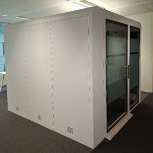 Cabine de réunion acoustique ventilée Mobility avec table, prises et écran. 220 x 250 x 260. Localisation: Tour Coeur Défense - 92400 Courbevoie (TB5 4ème)