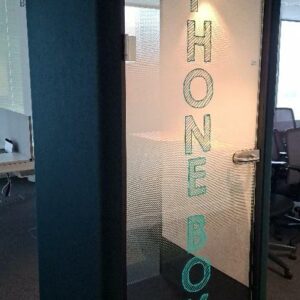 Cabine acoustique ventilée Phone Box de marque Ahrend avec tablette et prises électriques et usb. 225 x 99 x 98 cm. 2 unités. Vendu à l'unité avec faculté de réunion. Localisation: Tour Coeur Défense - 92400 Courbevoie (TB4 4ème)