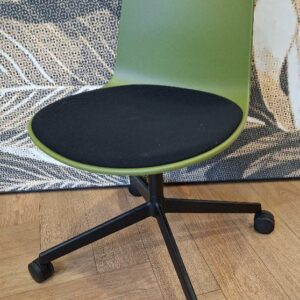 Chaise pivotante sur roulettes de marque Enea, coque en polypropylène vert, galette d'assise en tissu noir, piètement en étoile à 4 branches en acier laqué noir. 78 x 46 x 55 cm. 3 unités. Vendu à l'unité avec faculté de réunion. Localisation: Tour Coeur Défense - 92400 Courbevoie (TA cafet)