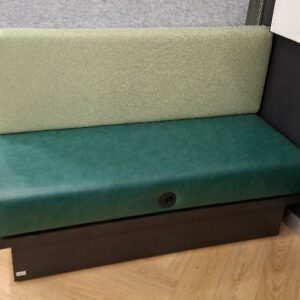 Banquette 2/3 personnes avec prise électrique et usb, assise en simili cuir vert émeraude, dossier en tissu vert clair, socle en bois noir. 90 x 130 x 56 cm. 6 unités. Vendu à l'unité avec faculté de réunion. Localisation: Tour Coeur Défense - 92400 Courbevoie (TA cafet)