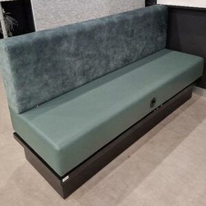 Banquette 2/3 places avec prise électrique et usb, assise en simili cuir vert émeraude, dossier en velours, socle en bois noir. 90 x 130 x 56 cm. 2 unités. Vendu à l'unité avec faculté de réunion. Localisation: Tour Coeur Défense - 92400 Courbevoie (TA cafet)