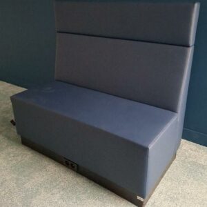 Banquette à haut dossier de marque Ahrend recouverte de simili cuir bleu marine, socle en bois noir avec 2 prises électriques. 116 x 120 x 63 cm. 4 unités. Vendu à l'unité avec faculté de réunion. Localisation: Tour Coeur Défense - 92400 Courbevoie (TB5 7ème)