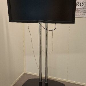 Moniteur 40 pouces de marque Samsung modèle LH40HBPLBC sur son support en métal. Localisation: Tour Coeur Défense - 92400 Courbevoie (TB4 0)