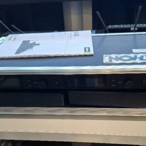 Lot comprenant: un rack avec 2 récepteurs numériques de marque Sure modèle SLXD4, 2 micros Sure modèle SBC203 et 1 console de mixage de marque Yamaha modèle MG06. Localisation: Tour Coeur Défense - 92400 Courbevoie (TA cafet)