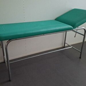 Table d'examen médical en simili cuir vert. Localisation: Tour Coeur Défense - 92400 Courbevoie (TB4 0)