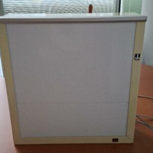 Négatoscope de marque Ella. 48 x 46 cm. Localisation: Tour Coeur Défense - 92400 Courbevoie (TB4 0)