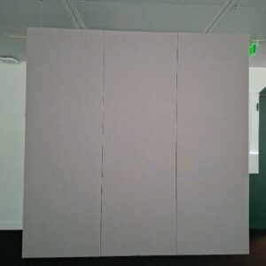 Cloison de séparation acoustique suspendue en trois panneaux accollés recouverts de tissu gris. 180 x 180 cm. 16 unités. Vendu à l'unité avec faculté de réunion. Localisation: Tour Coeur Défense - 92400 Courbevoie (TB5 7ème: 3 unités / TB5 4ème: 1 / TB5 3ème: 8 / TB4 1er: 2 / TB4 es: 2)