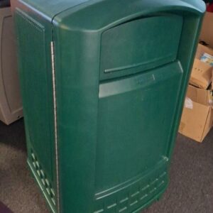 Poubelle d'extérieur de marque Rubbermaid en plastique vert à 2 compartiments opposés, ouvertures à abattant. 103 x 63 x 63 cm. (marque bacs internes). 7 unités. Vendu à l'unité avec faculté de réunion. Localisation: Tour Coeur Défense - 92400 Courbevoie (TA 25ème)