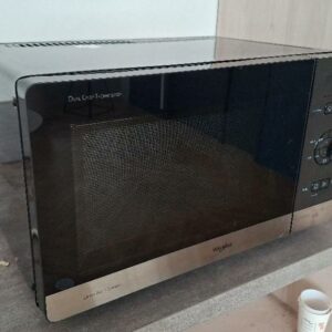 Four multi fonction micro-onde, gril, vapeur 1750 watts de marque Whirlpool modèle CMCP 34R6. 22 x 33 x 33 cm. Localisation: Tour Coeur Défense - 92400 Courbevoie (TB5 7ème)