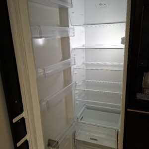 Réfrigérateur encastrable de marque Whirlpool modèle ARG1851. Capacité 214 litres. 175 x 56 x 50 cm. 4 unités. Vendu à l'unité avec faculté de réunion. Localisation: Tour Coeur Défense - 92400 Courbevoie (TB5 4ème: 1 unité / TB5 3ème: 1 / TB4 2ème: 1 / TB4 1er: 1)