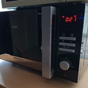 Four micro-ondes 1450 watts et fonction grill 1150W de marque Moulinex modèle MO28EGBL. 30 x 51 x 37 cm. Localisation: Tour Coeur Défense - 92400 Courbevoie (TB4 3ème)