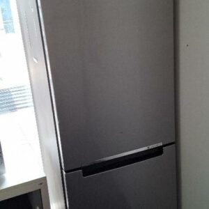 Combiné réfrigérateur congélateur de marque Samsung, capacité 328 litres. 186 x 59 x 64 cm. (petit accident sur la porte). Localisation: Tour Coeur Défense - 92400 Courbevoie (TB4 0)